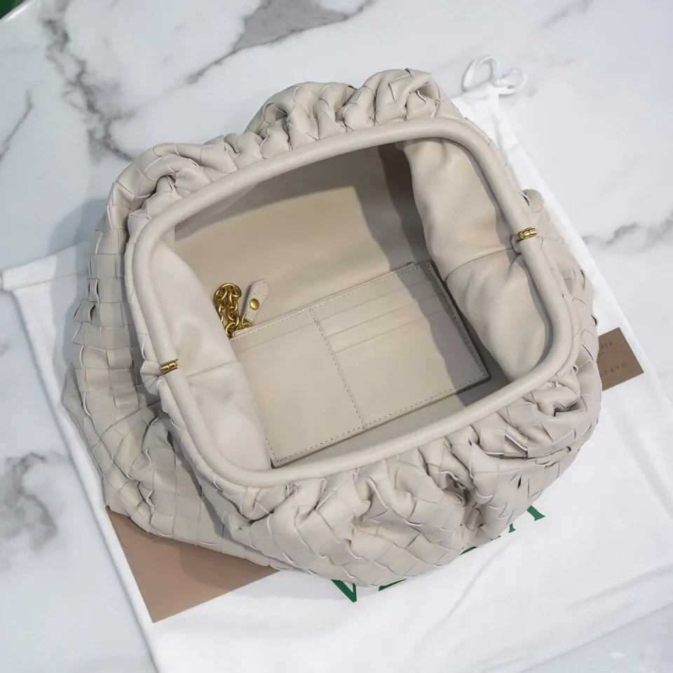 🔥🔥The counterattack of the popular Bottega Veneta started with this series of cloud bags, which went viral in the fashion circle and started a craze! Out of stock, out of stock, out of stock... One piece is hard to find, super hard to buy, regardless of age, season, or occasion. Very classy. Really, if you carry this on the road, it will turn heads! This is also the reason why this series is so expensive. Large size: 38*20*8.5cm [Big clouds and large grid weaving]